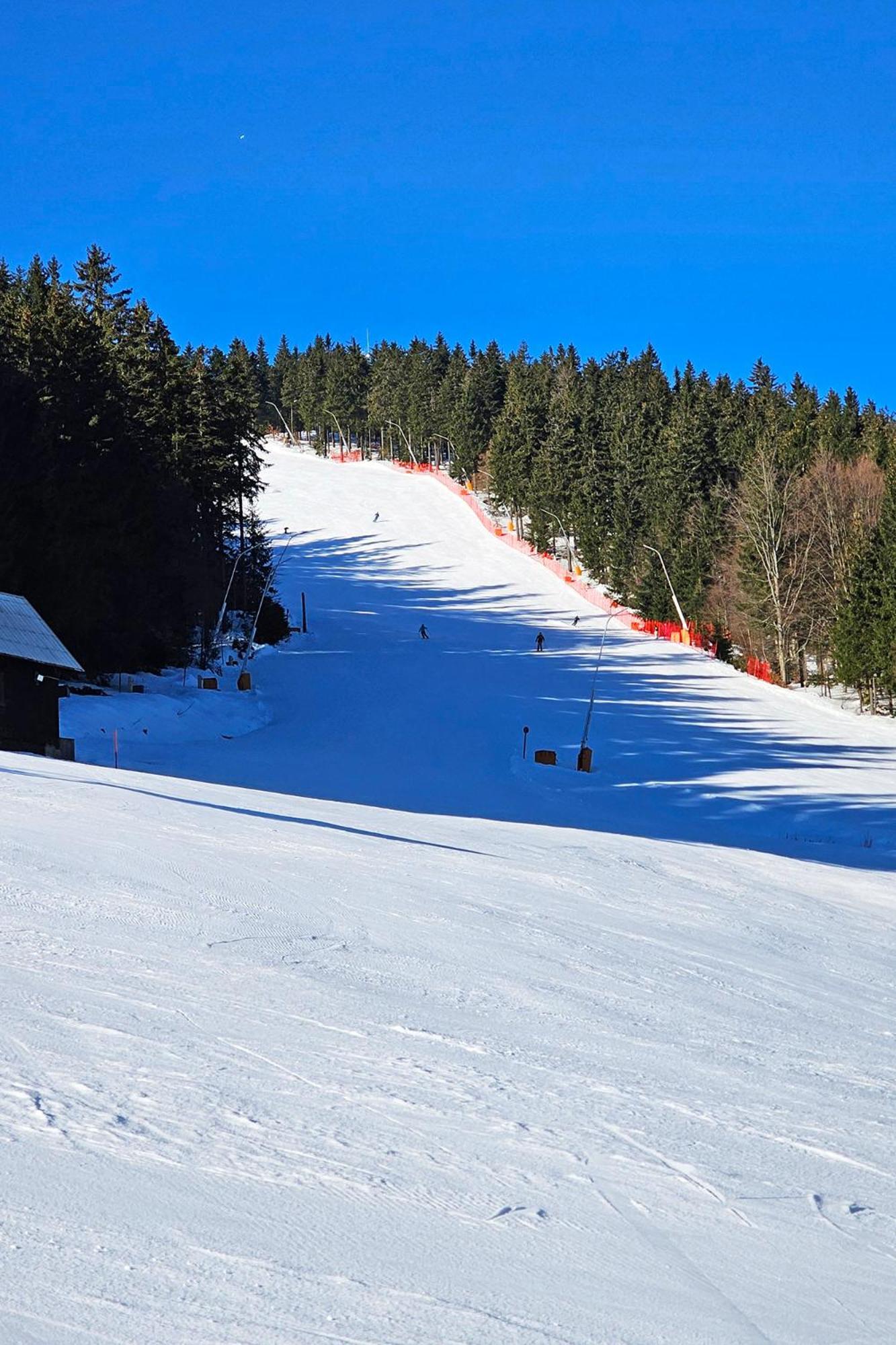 Enjoy Harrachov - Atraktivní slunný klimatizovaný apartmán 14 v centru Harrachova se saunou, wallboxem EV, herní konzolí, počítačem s win 10, Netflix a jedinečným výhledem na Čertovu horu se skokanskými můstky Exterior foto