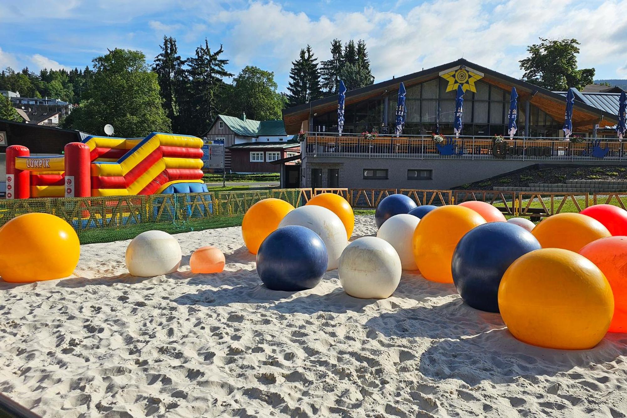Enjoy Harrachov - Atraktivní slunný klimatizovaný apartmán 14 v centru Harrachova se saunou, wallboxem EV, herní konzolí, počítačem s win 10, Netflix a jedinečným výhledem na Čertovu horu se skokanskými můstky Exterior foto