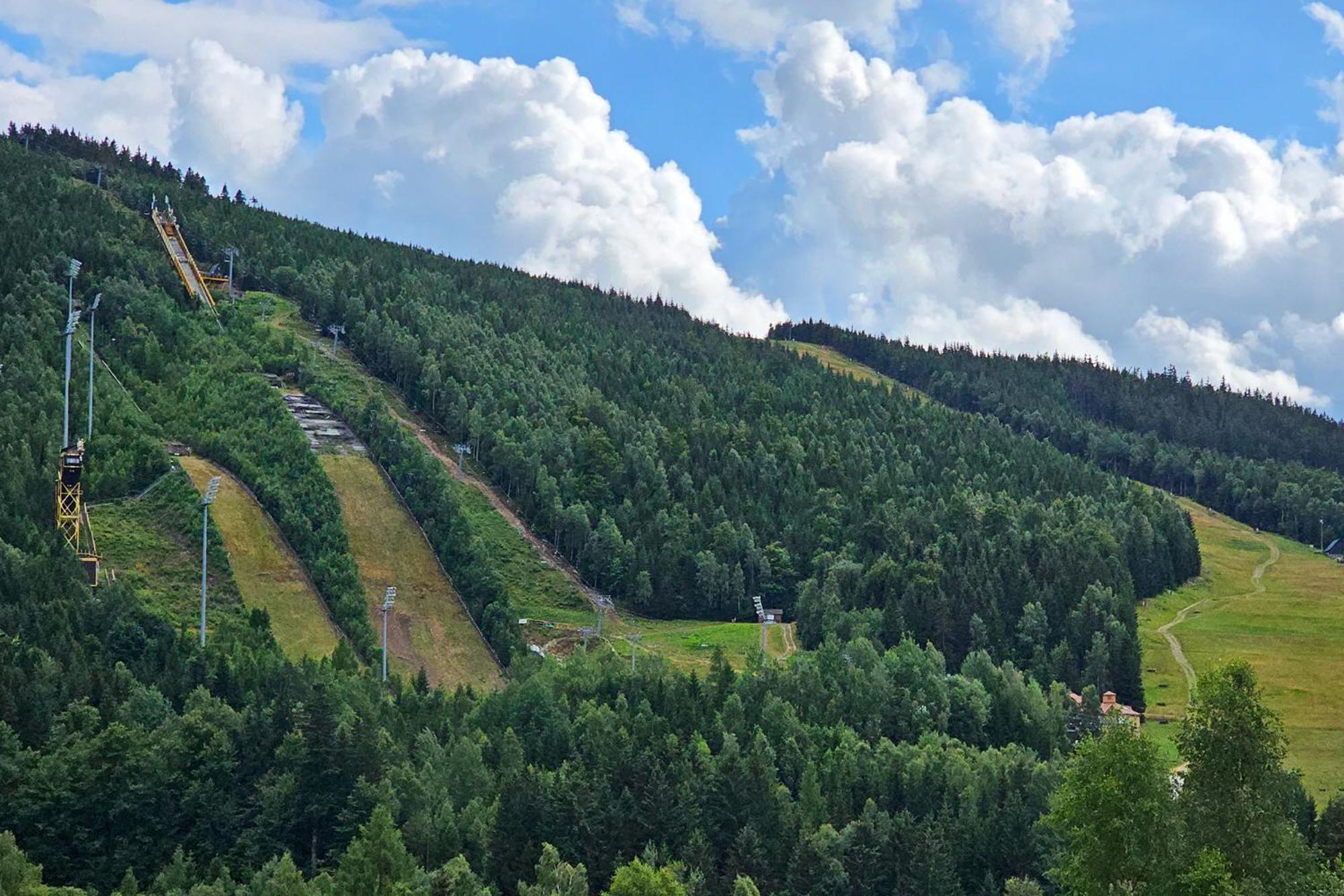 Enjoy Harrachov - Atraktivní slunný klimatizovaný apartmán 14 v centru Harrachova se saunou, wallboxem EV, herní konzolí, počítačem s win 10, Netflix a jedinečným výhledem na Čertovu horu se skokanskými můstky Exterior foto