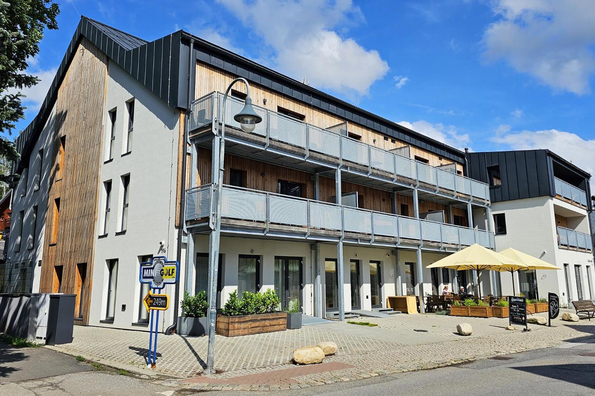 Enjoy Harrachov - Atraktivní slunný klimatizovaný apartmán 14 v centru Harrachova se saunou, wallboxem EV, herní konzolí, počítačem s win 10, Netflix a jedinečným výhledem na Čertovu horu se skokanskými můstky Exterior foto